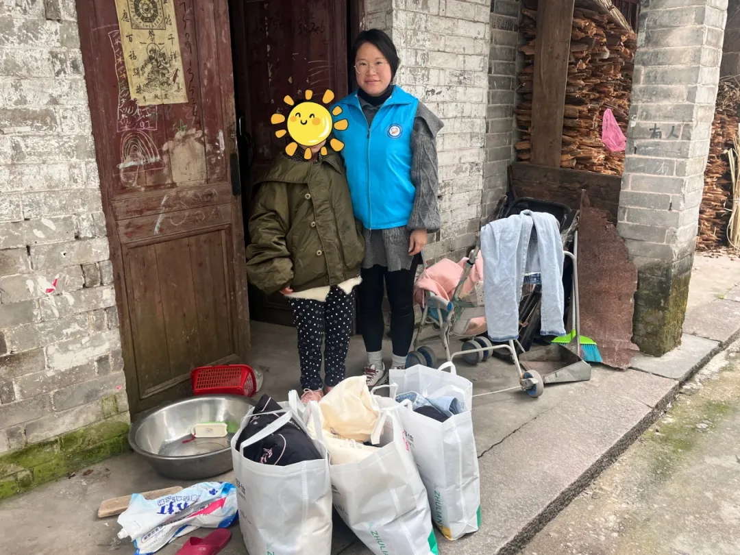 龙西乡社工站携手Z6·尊龙凯时「中国」官方网站电气沈总举办了“向善而行，衣旧暖心“旧衣捐赠活动，